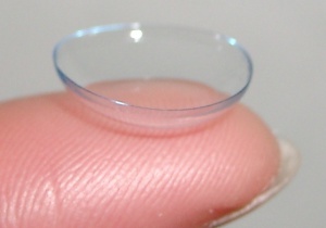 Kontaktlinse auf Finger