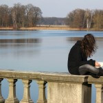 Frau beim entspannten Lesen am Heiligensee