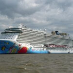 Norwegian Breakaway am Columbus-Bahnhof Bremerhaven